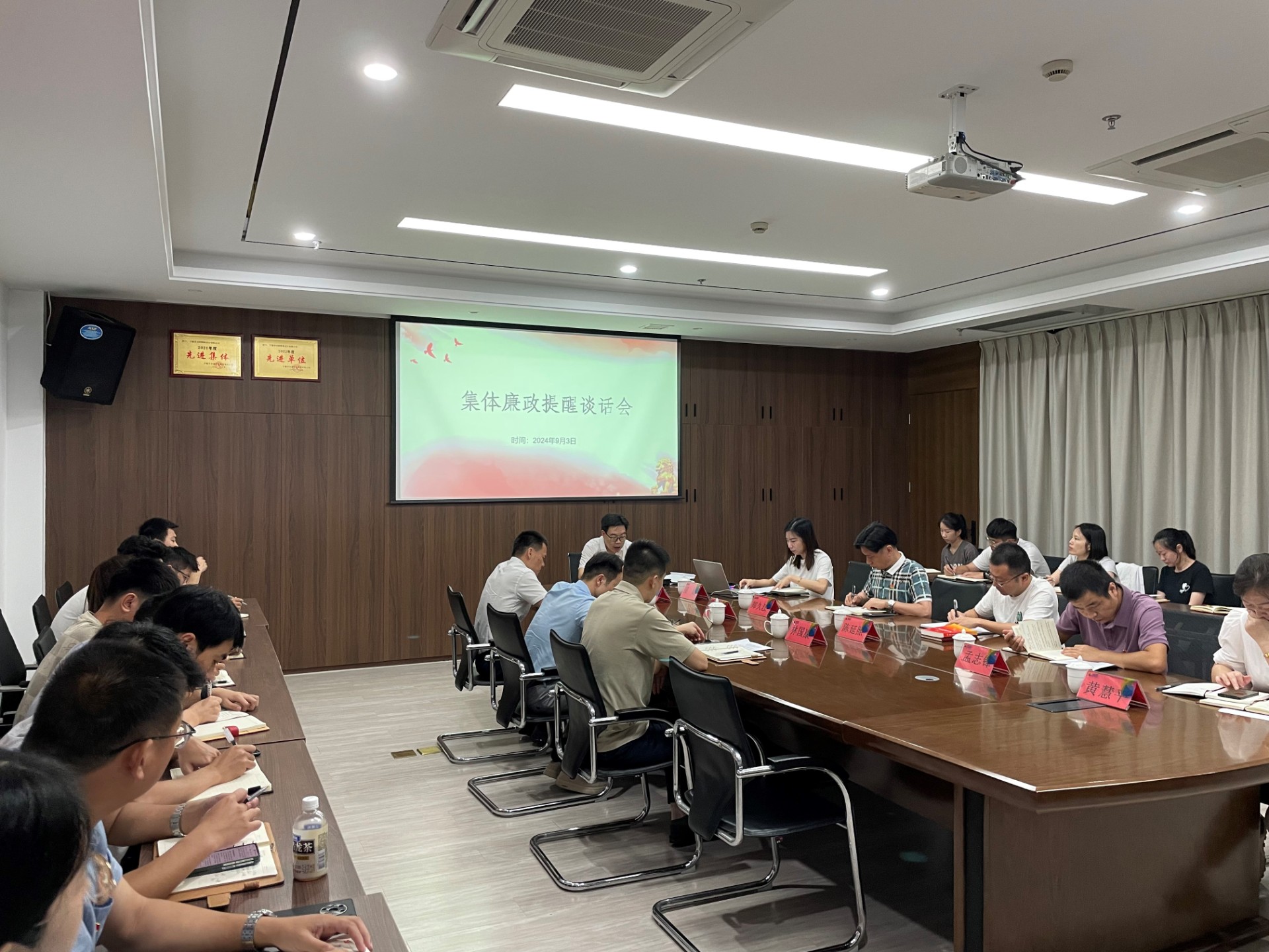 市交投集團(tuán)領(lǐng)導(dǎo)深入市交投物流集團(tuán)市交投勘察設(shè)計(jì)公司開展聯(lián)系點(diǎn)工作，葉嵐清拍攝2.jpg